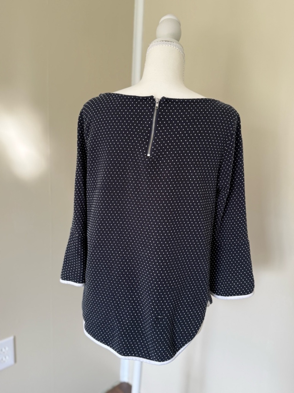 Green Envelope Navy and White Polka Dot Top w 3/4 Bell Sleeves Size M - Picture 3 of 11